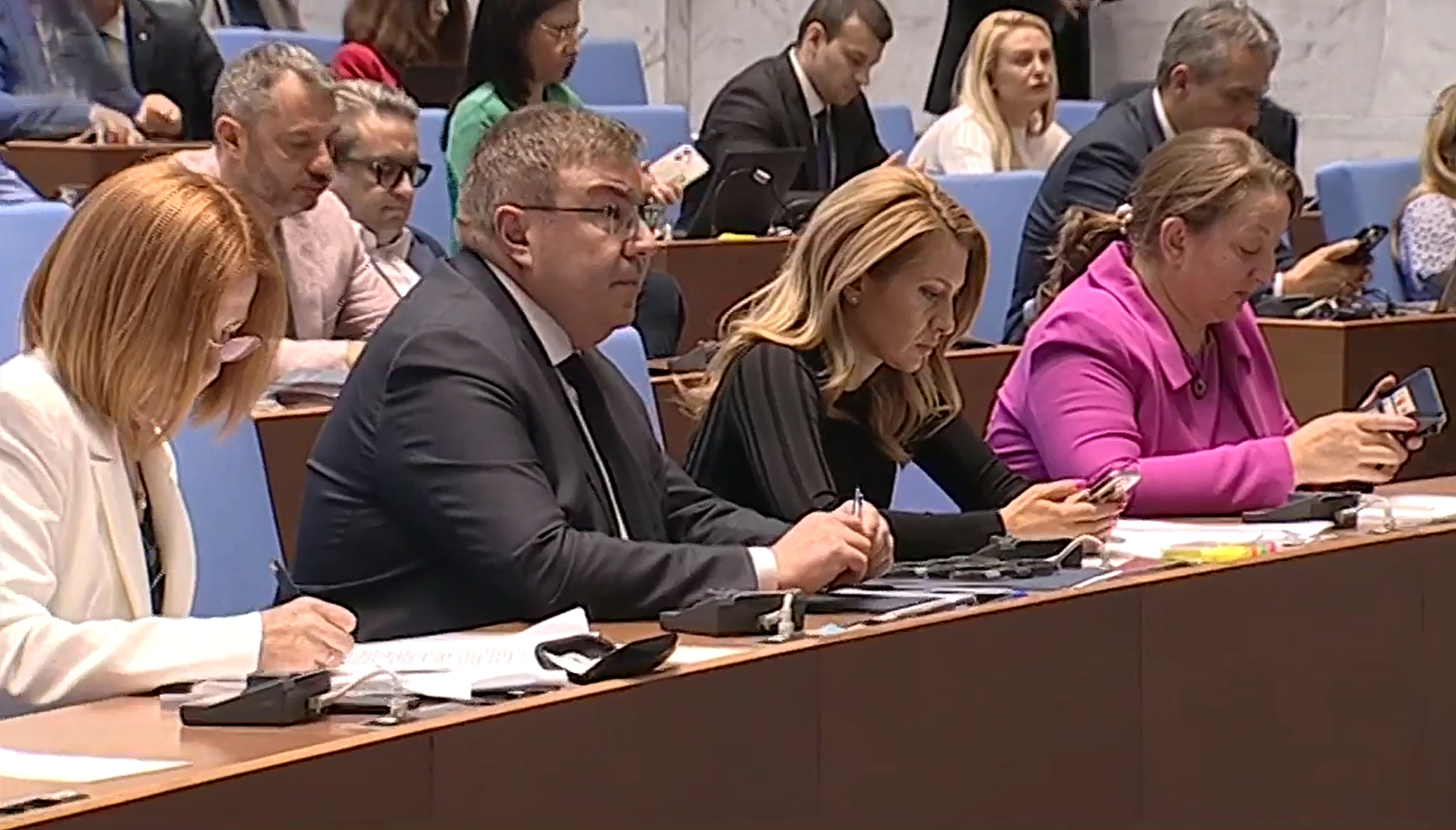 Парламентът отхвърли ветото на президента върху Закона за здравното осигуряванеПринуждават