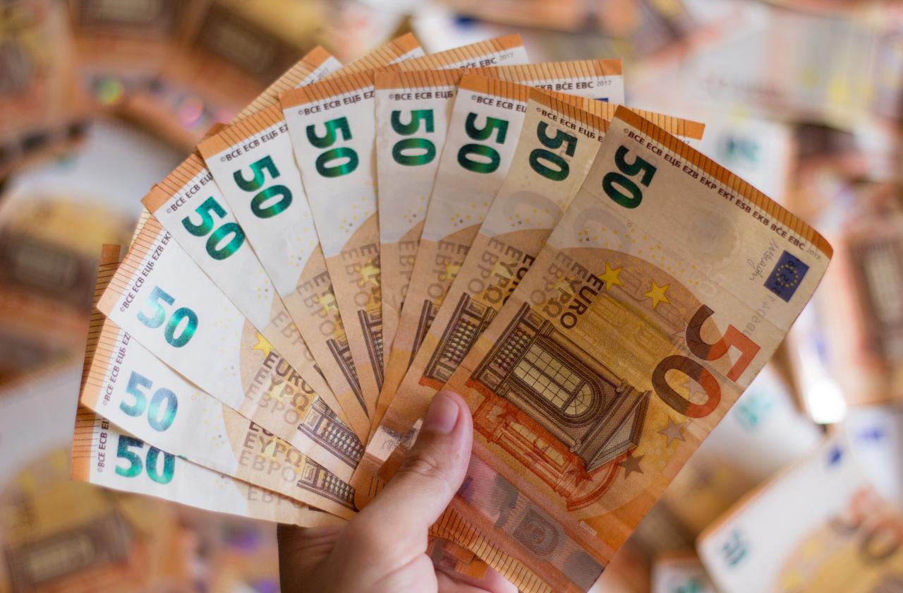 Най близо до нас е Унгария със 727 евро на