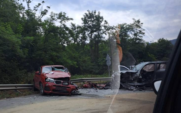 Девет са пострадали при тежка катастрофа между три леки автомобила