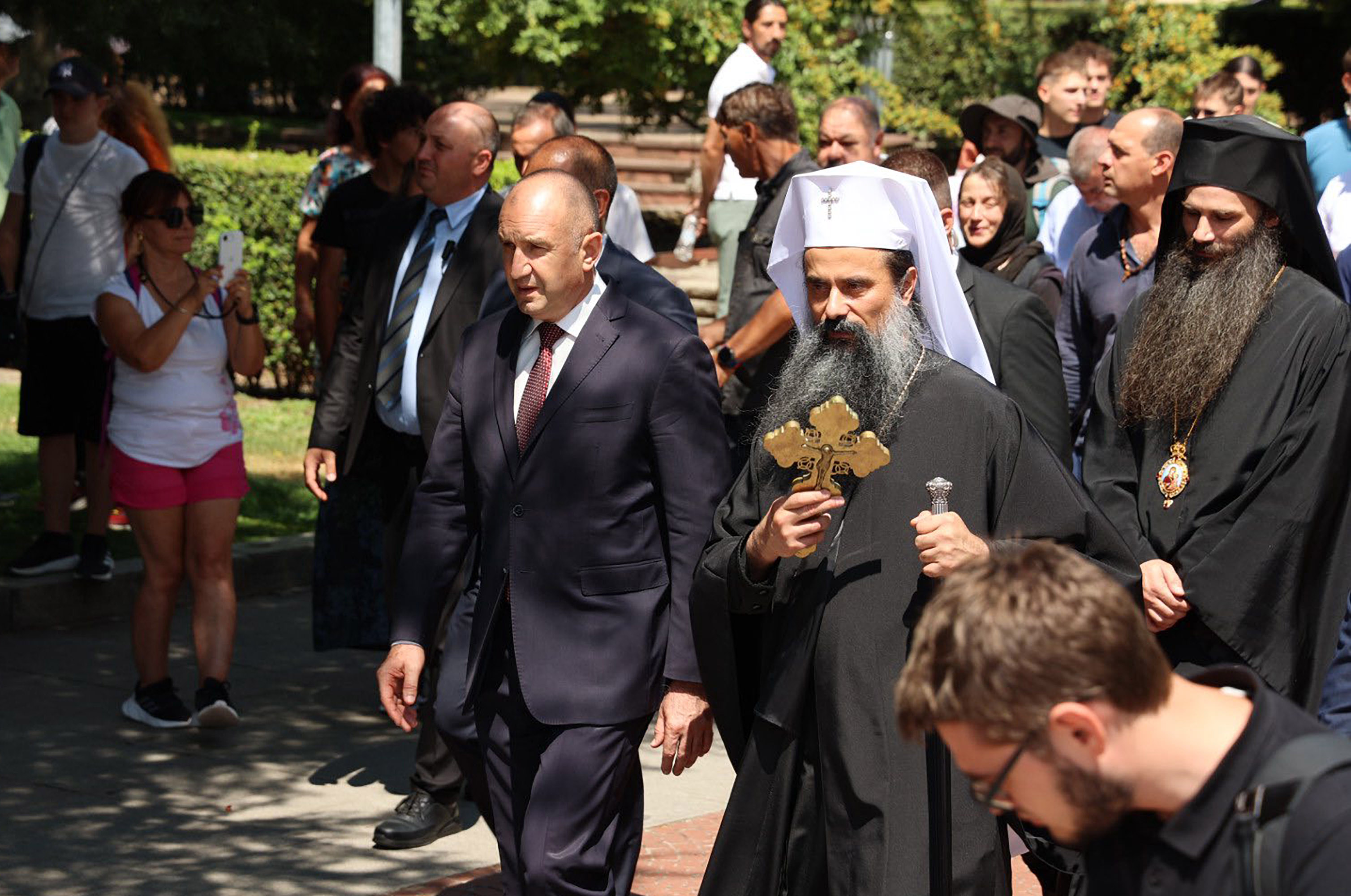 Президентът Румен Радев и патриарх Даниил поведоха литийно шествие По