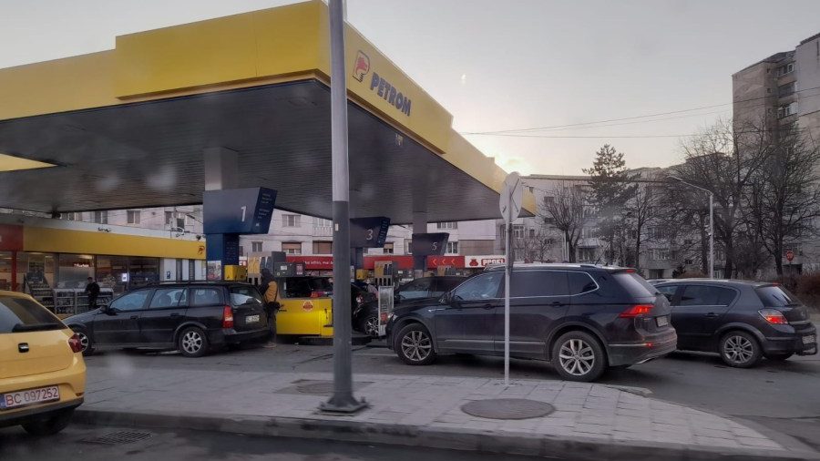 По бензиностанциите се извиха опашкиОт днес по високи цени на