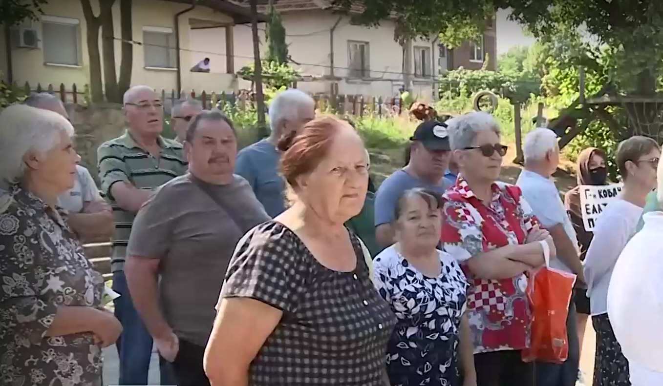 Протест в Големо село Местните хора настояват за мерки заради