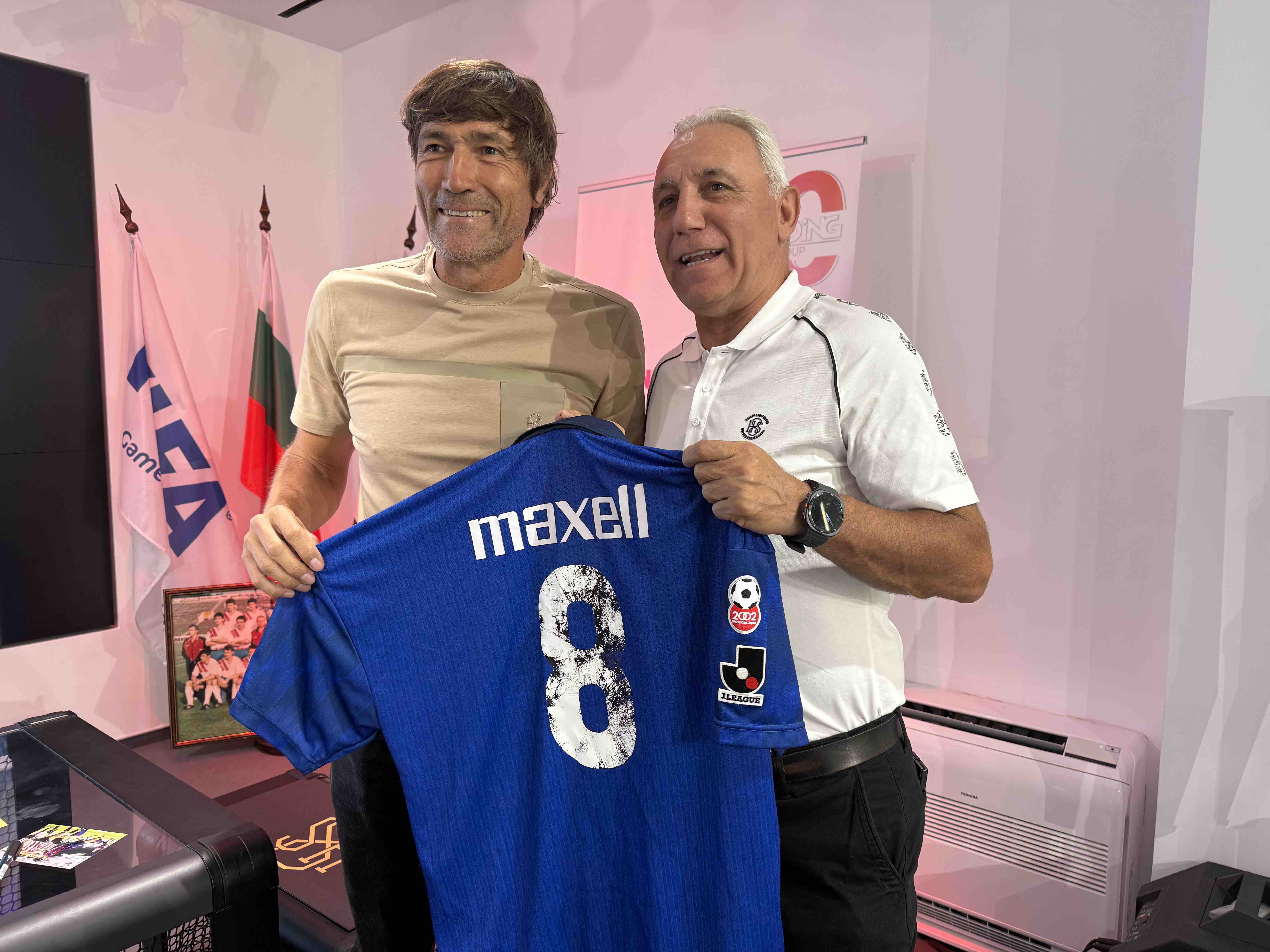 Христо Стоичков дари своя голям приятел Хулио Салинас с уникална