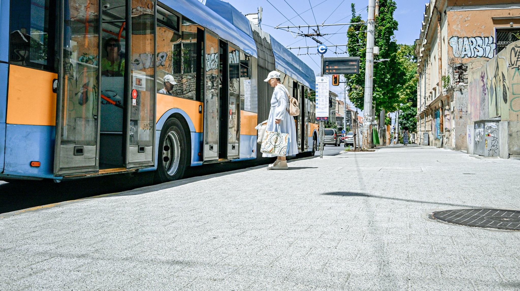 Над 56 720 кв м тротоари са обновени в София