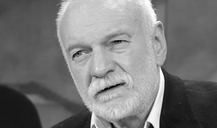 Внезапно рязко и страшно каквото беше чувството му за хумор