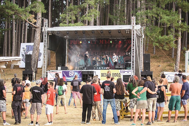 Индиго и Контрол под открито небе в местността Равня Група Jeremy