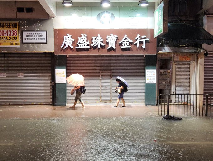 Бурите идват след смъртоносните наводнения в Южен Китай през уикендаХонконг