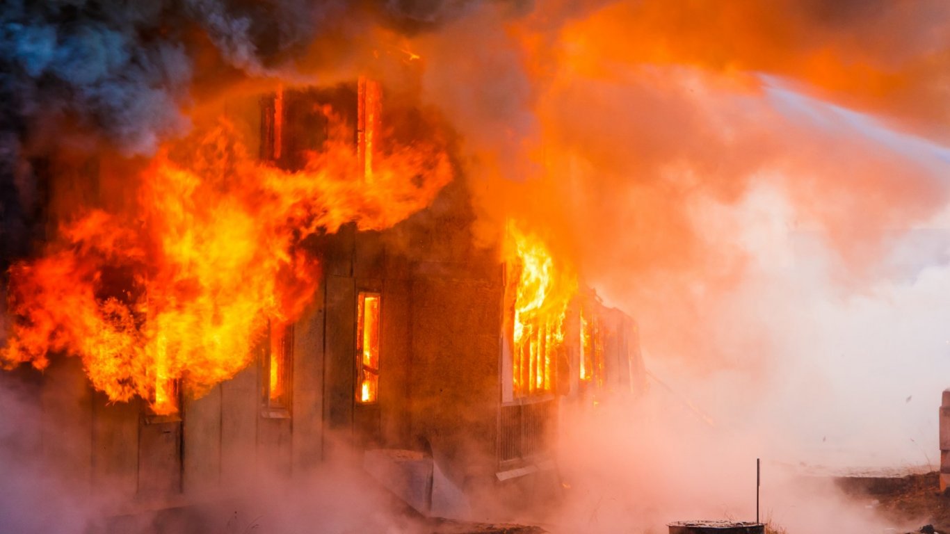 Дете на 8 години предизвика пожар който изпепели три къщи