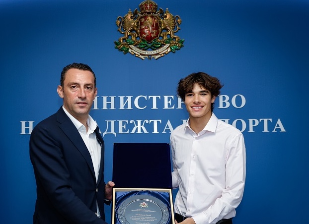 Министърът на младежта и спорта Иван Пешев връчи почетен плакет
