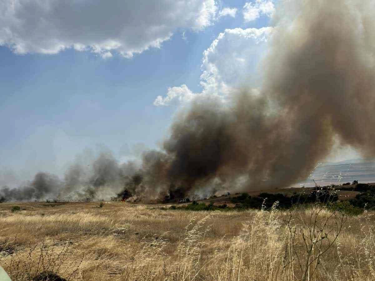 С голям пожар край Карнобат се борят пожарникари и огнеборци