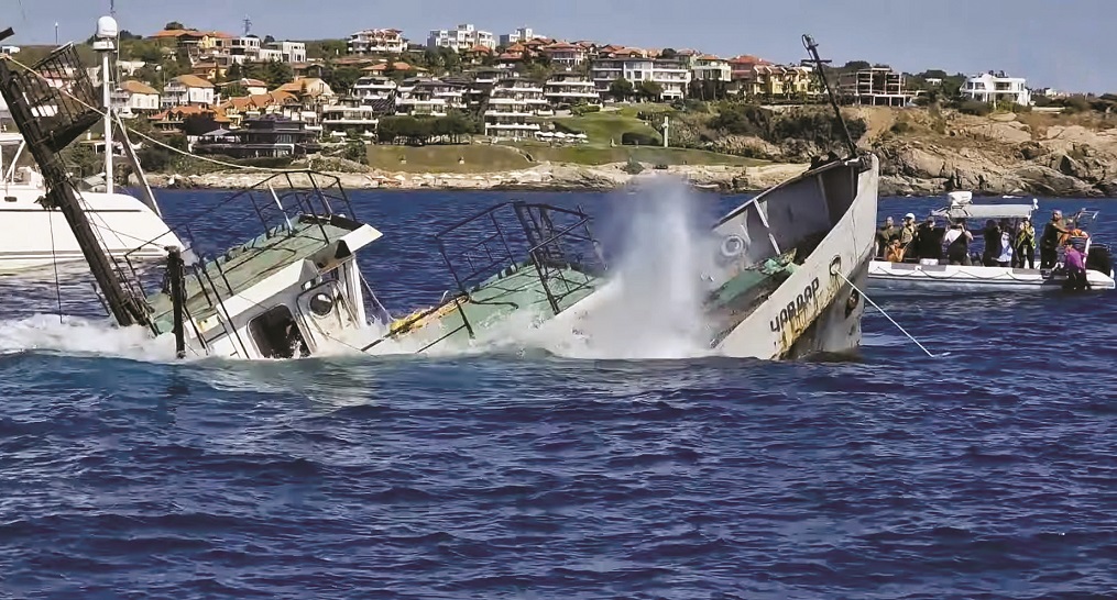 Президентът Румен Радев облече неопрен и се гмурнаРиболовният кораб Чавдар