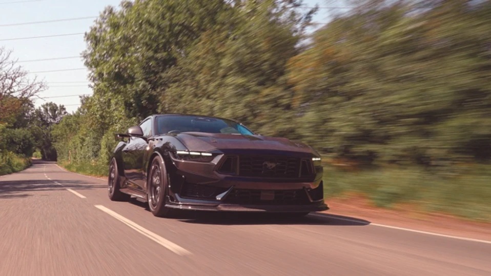 Много карбонови детайлиТрилитров компресор вдига мощността със 76 Лондонският специалист по