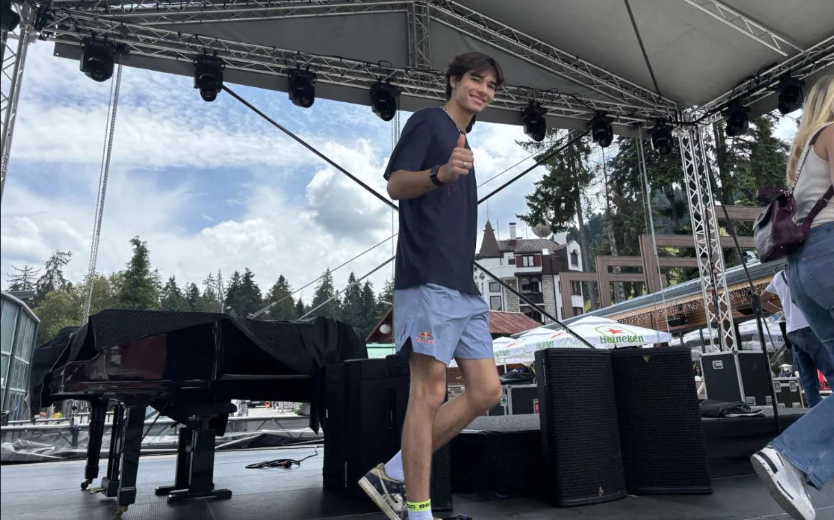 Пилотът от Формула 3 Никола Цолов се срещна с почитатели