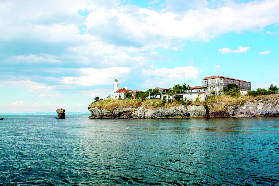 Бутилките са били 2 месеца на дънотоОстровно хоро и поезияВодолази