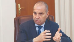 Министър Караджов е възложил проверка заради случай на семейство с трудноподвижно дете, свалено от борда на самолет