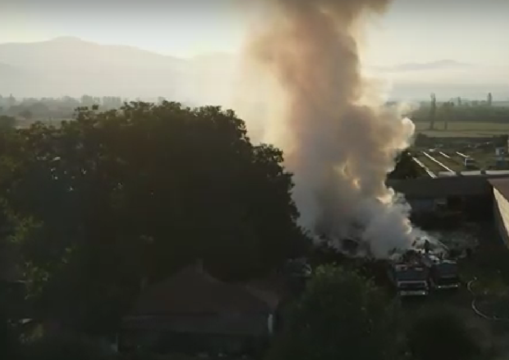 Дървени отпадъци горят във фабрика за пелети в старозагорското село