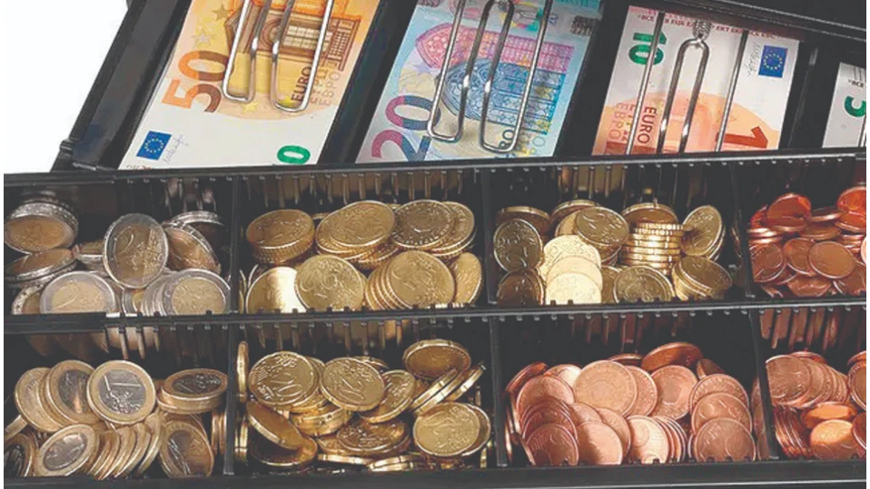 Търговците трябва да си набавят банкноти и монети от единната