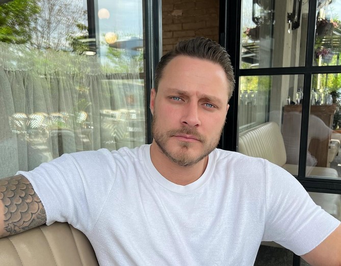 Миналият декември турският актьор Бурак Челик се ожени за мениджърката