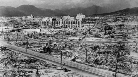 На 6 август 1945 г. Америка пуска атомна бомба над Хирошима, която убива около 80 000 души, а до края на годината още 86 000.