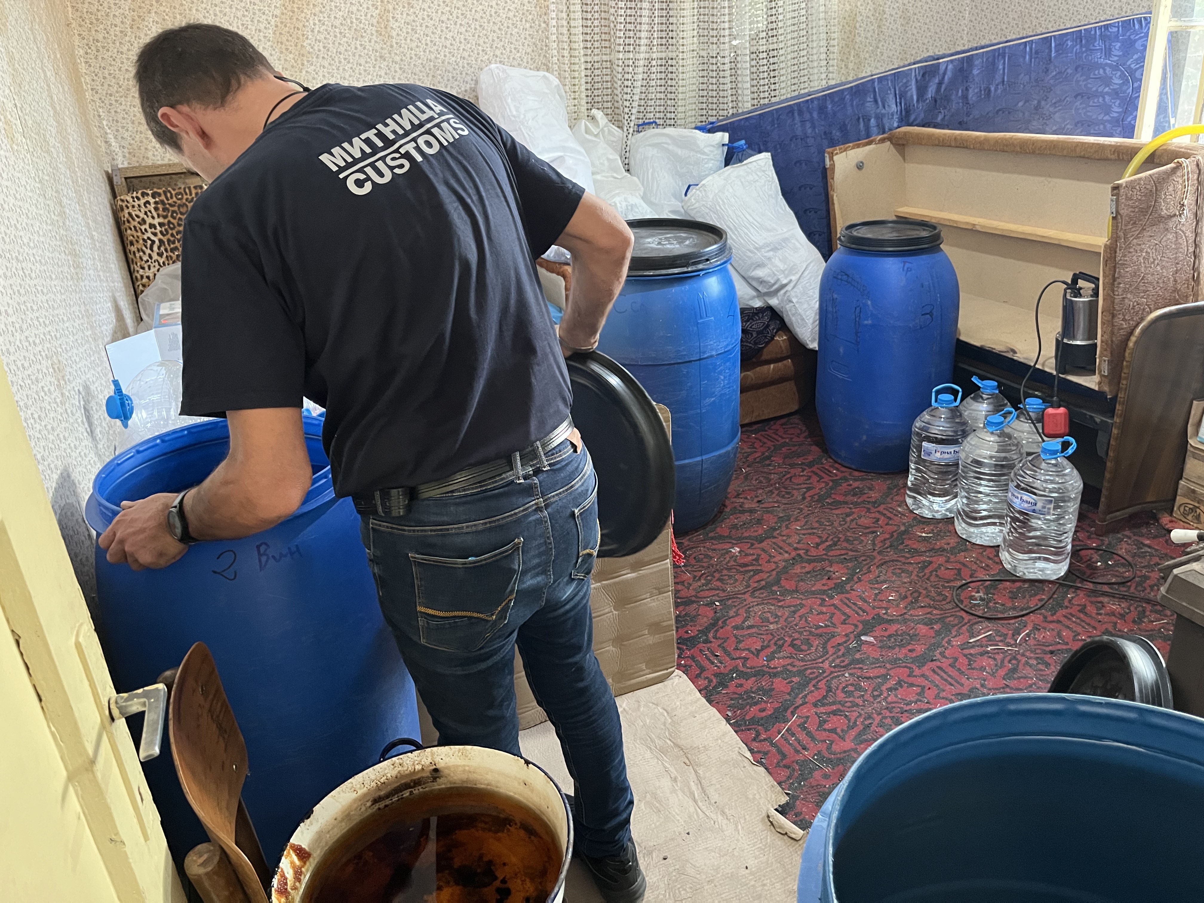 Митничари в действиеРазкрита и база за нелегален тютюн1169 литра етилов