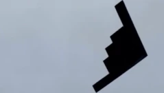 Защо бомбардировачът B-2, който прелетя над Путин и Тръмп в Аляска, изпрати силно послание за мощ към руското ръководство