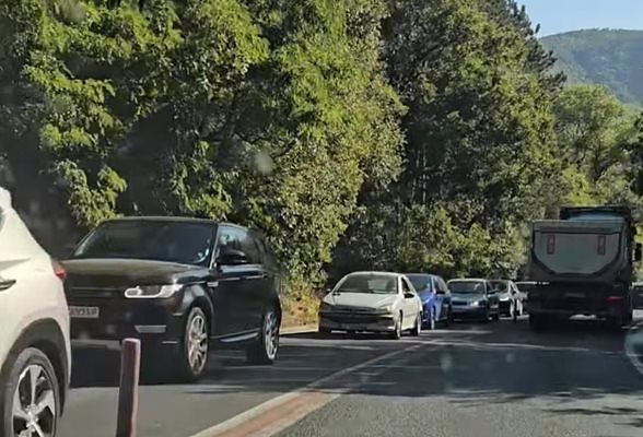 Цялото Кресненско дефиле отново е блокирано от дълги колони автомобили