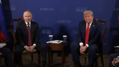 Рядък момент: Ядрените куфарчета на САЩ и Русия бяха в една и съща стая по време на срещата Тръмп - Путин