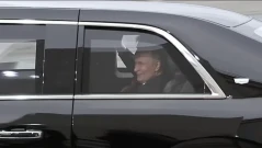 С усмивка на лице Путин се повози в "Звяра" - уникалната лимузина на Тръмп?