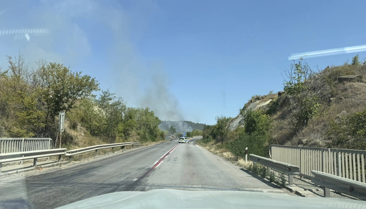 Горят сухи треви по пътя Велико Търново Килифарево в