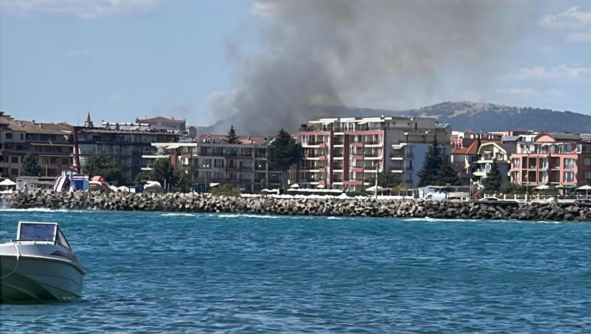 Пожар гори в близост до Аквапарка в Несебър съобщиха за