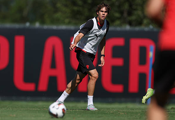 Български футболист попадна в групата на Милан за първия официален