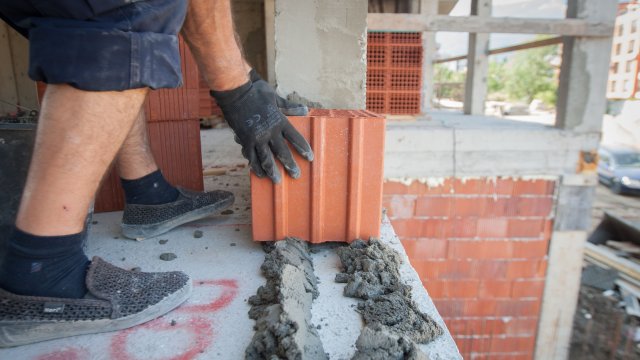 Трудят се само 2 93 млн човека на възраст над 15