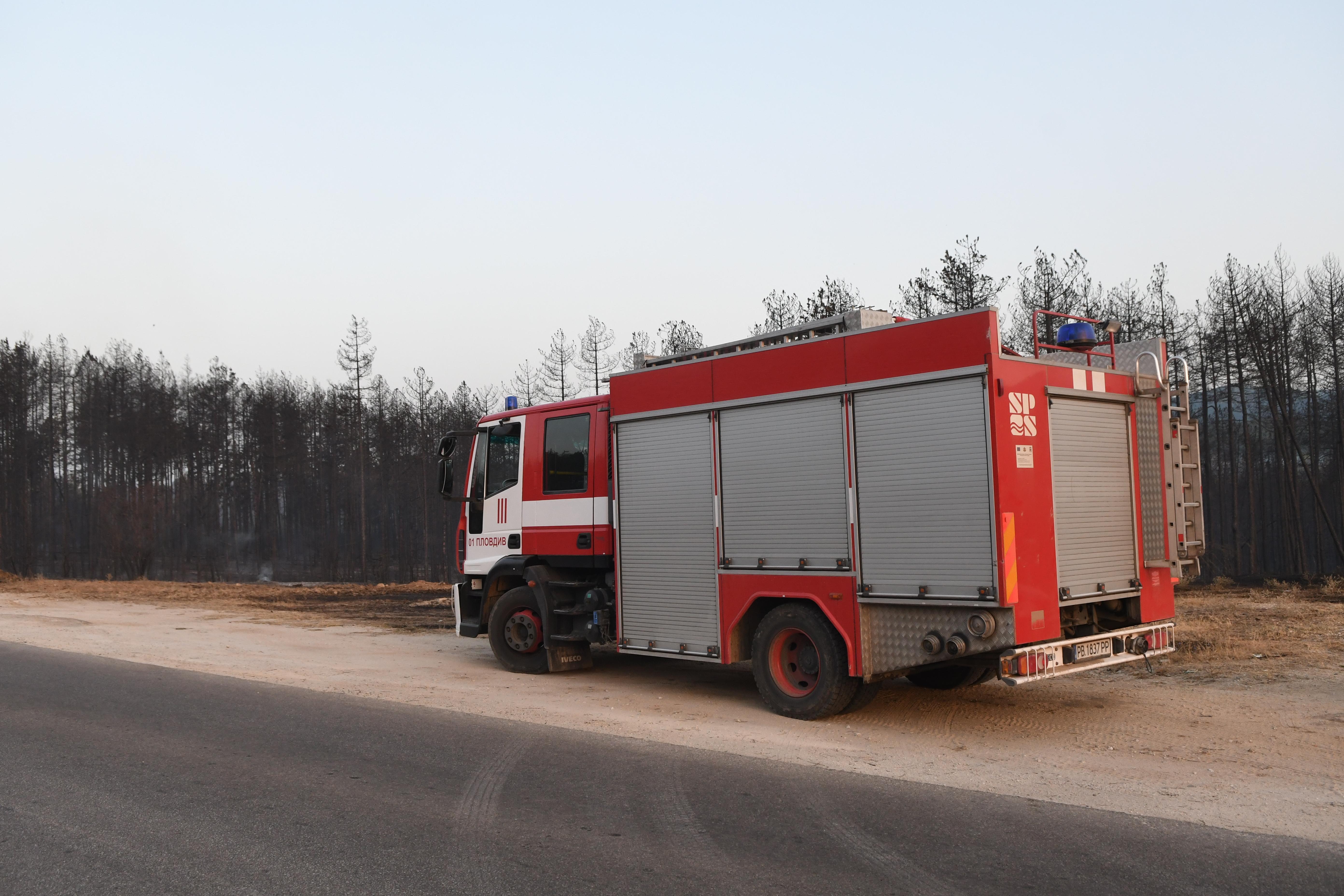 Бус се запали на бензиностанция в района на военния завод