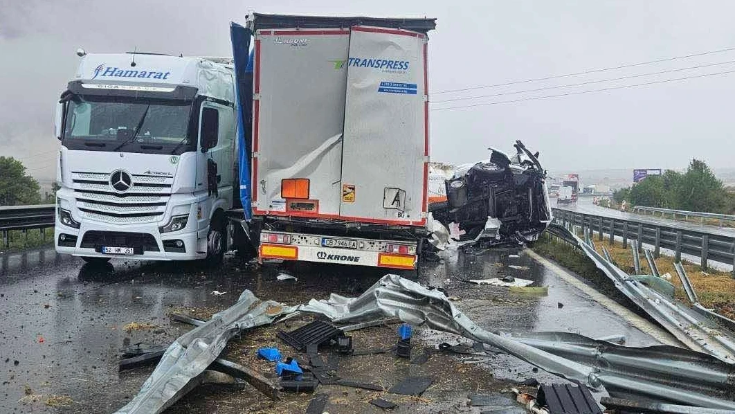 Катастрофа между два тира блокира магистрала Хемус и в двете