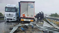 Магистрала "Хемус" е блокирана, обърнаха се два тира