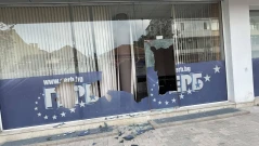 Вандал изпотроши с брадва офиса на ГЕРБ в Добрич (СНИМКИ)
