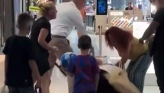 Родители се млатят пред очите на деца в столичен мол (ВИДЕО)