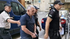 Паскал се яви на разпит в Антикорупционната комисия, окован в белезници