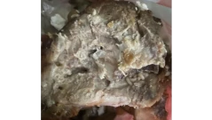 Жена си купи пържола с червеи