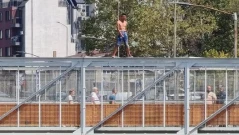 Полицаи и пожарникари спасиха млад мъж от фатален полет