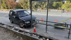 В час пик във Варна: Кола се вряза в тото пункт, друга – в спирка