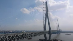 Китай откри рекордно висок мега мост с въжени висящи мостове над река Яндзъ (ВИДЕО)