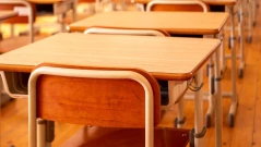 Ученик стреля с пистолет в училище в Хасково