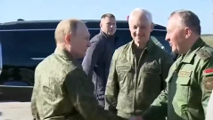 Путин пристигна в Беларус във военна униформа, координира маневрите на 100 000 войници (ВИДЕО)