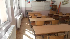 Жена нахлу в клас и би учителка с прът пред учениците й