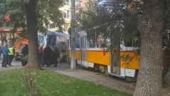Жена пострада при сблъсък между трамваи в центъра на София