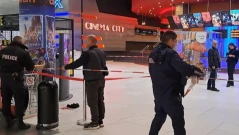 Съдът прекъсна заседанието за 15-годишното момче, което намушка свой връстник в столичен мол