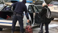 Полицаи помогнаха на уморена пенсионерка да се прибере вкъщи