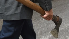 Мъж нападна с брадва полицай и му счупи ръката