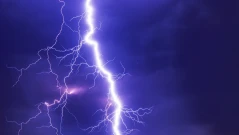 Светкавици, които не падат – те се изстрелват! Ново откритие преобръща науката